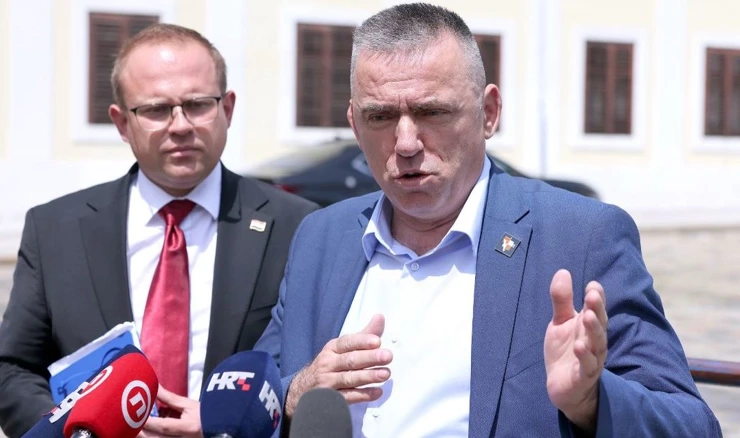 Stipe Mlinarić dao je izjavu ispred Banskih dvora uoči sastanka vladajuće većine