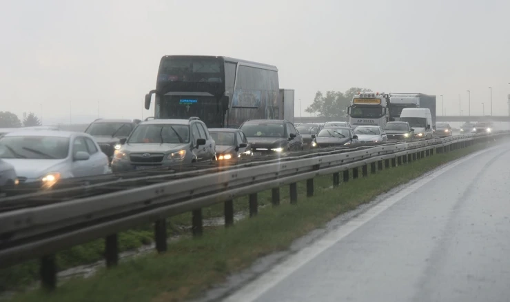 Gužva prema Zagrebu tijekom nevremena