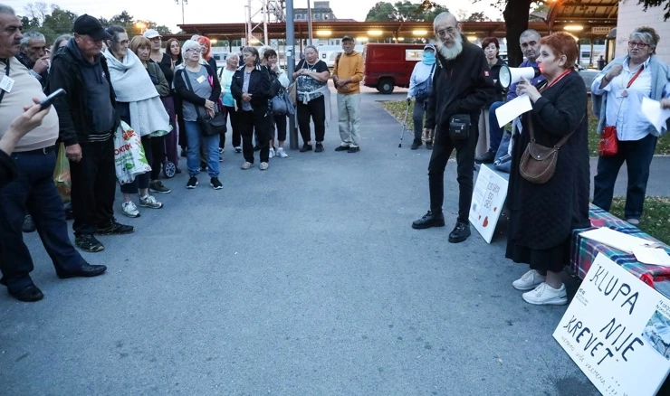 Prosvjed "Klupa nije krevet"