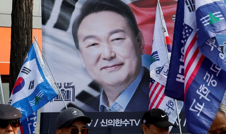 Prosvjednici čekaju odluku Ustavnog suda, na transparentu fotografija Yoona Suk Yeola