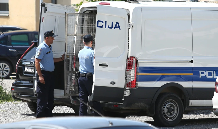 Dvojica Srbina krijumčarili 16 migranata, jedan kombijem probio rampu na autocesti