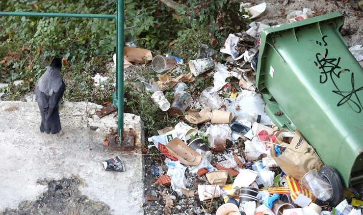 Ilustracija, nepočišćeni otpad u Zagrebu