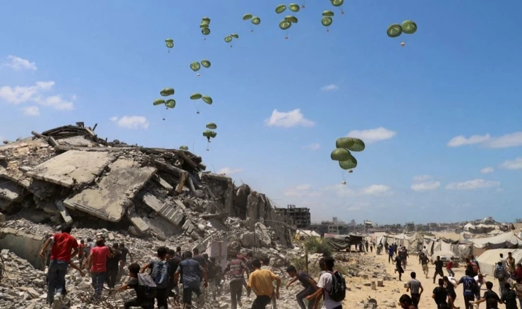 Palestinci trče prema padobranima s paketima pomoći u pojasu Gaze