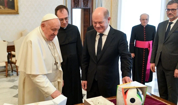 Papa Franjo i njemački kancelar Olaf Scholz