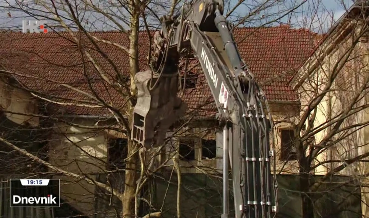 Rušenje u centru Petrinje