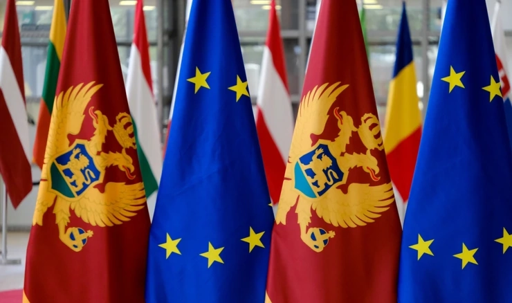 Zastave EU-a i Crne Gore