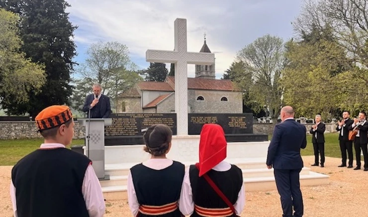 Otkrivanje spomenika poginulim hrvatskim braniteljima