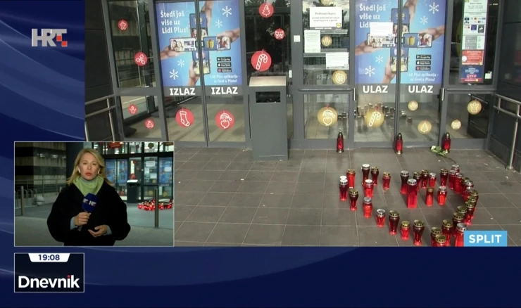 Ispred trgovačkog centra ljudi pale svijeće i ne mogu vjerovati da se ovako nešto brutalno moglo dogoditi