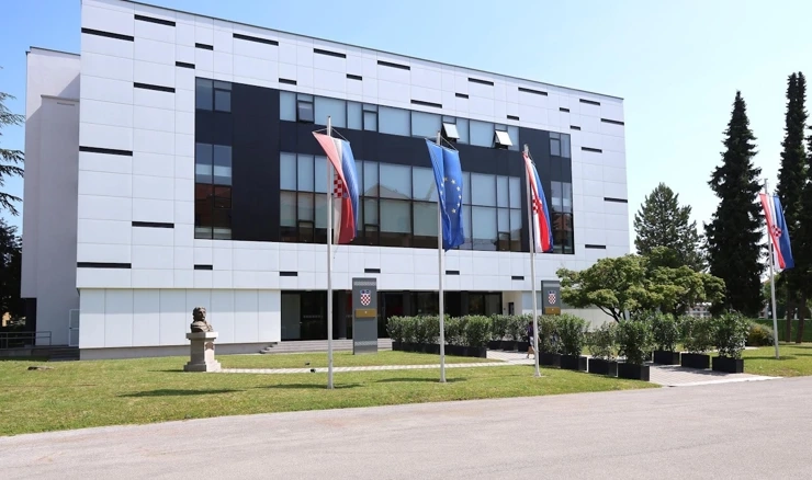 Članove Vijeća imenuje Hrvatski sabor, a trebaju biti hrvatski državljani visoke stručne spreme