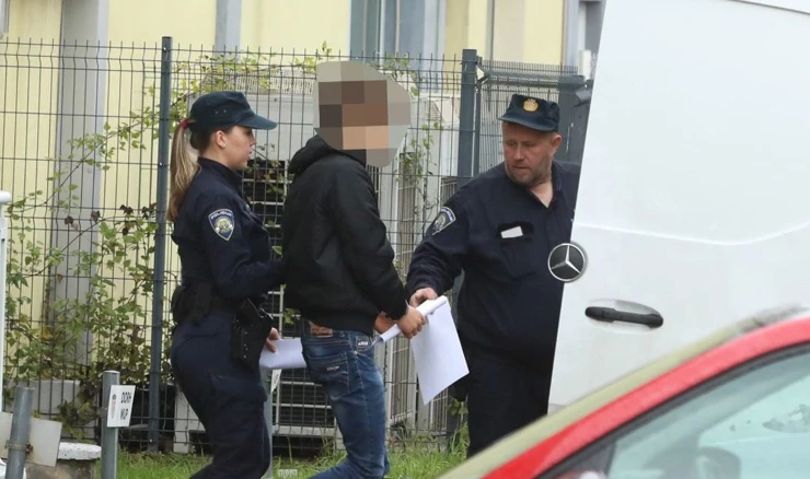 Privođenje osumnjičenog za požar u Vjesniku, arhivska fotografija