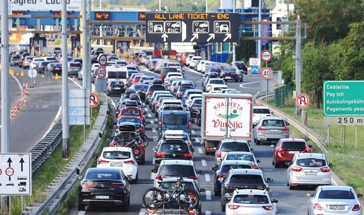Gužve na naplatnim kućicama u Lučkom prema moru 