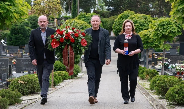 Polaganje vijenaca na Mirogoju za žrtve radničke borbe