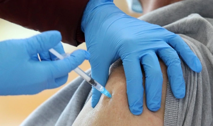 Počelo cijepljenje adaptiranim cjepivom protiv koronavirusa