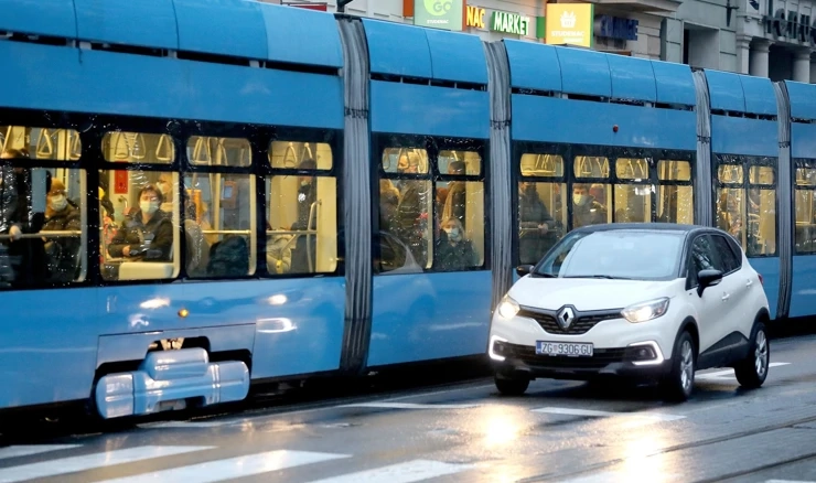Muškarac zračnicom pucao na tramvaje