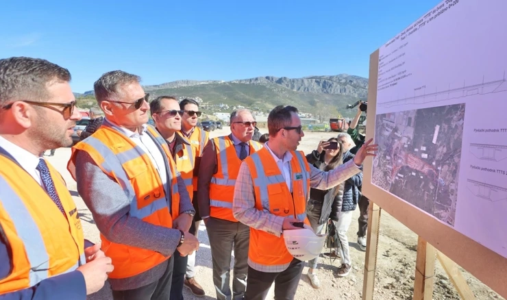 Riječ je o prvoj fazi državne ceste Omiš, dionica od čvora TTTS do čvora Dugi Rat s pristupnim cestama