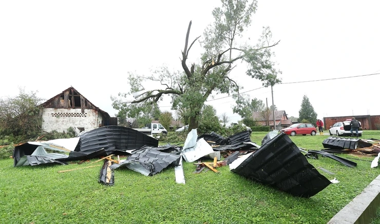 Razbacani dijelovi krova i crijepovi koje je podigao vjetar koji je pogodio Čazmu 
