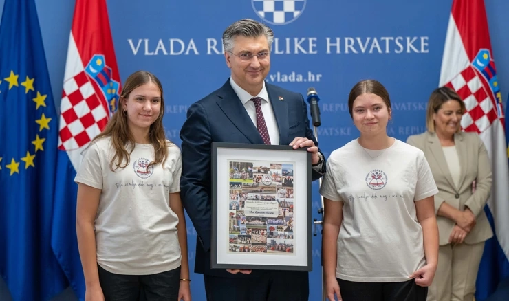 Premijer i članovi Hrvatske folklorne grupe Zagreb iz Pertha