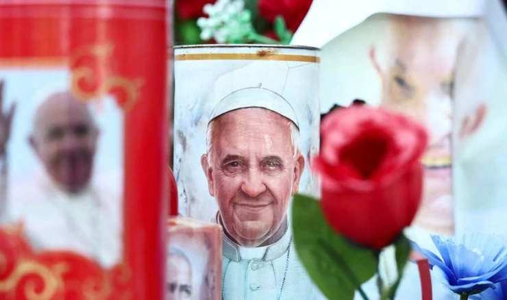 Ruže za brzo ozdravljenje Papi ispred bolnice, gdje je primljen na liječenje 