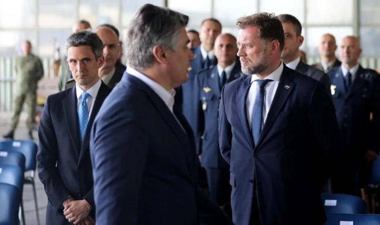 Na primopredaji Black Hawka Milanović i Banožić bez pozdrava i pogleda 