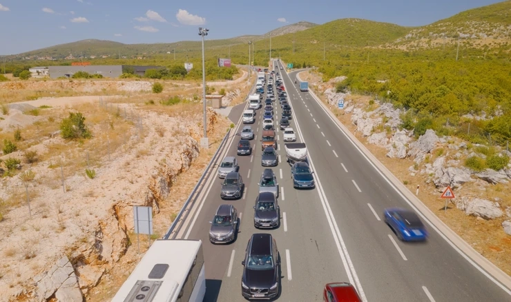 Iz HAK-a upozoravaju u subotu ujutro na gužve koje se stvaraju na glavnim cestovnim pravcima
