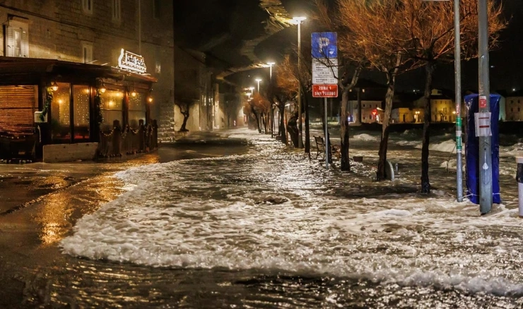 Olujno jugo i plima opet potopili Donja Kaštela