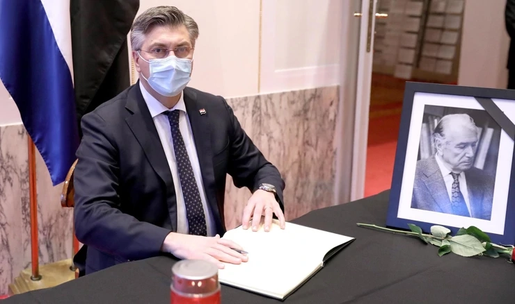 Andrej Plenković upisao se u knjigu žalosti povodom smrti Nedjeljka Mihanovića