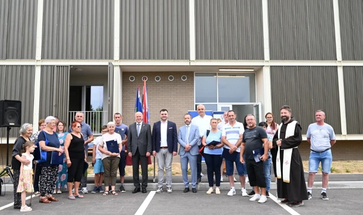 Bačić u Gvozdu i Sisku uručio ključeve novih zamjenskih stanova