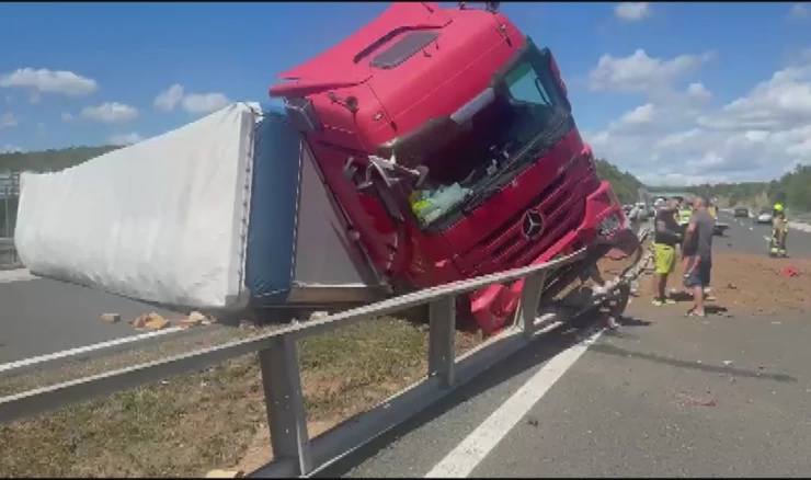 Prevrnuo se kamion na A1