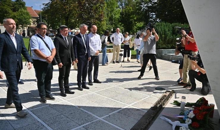 Predsjednik SNV-a Milorad Pupovac i gradonačelnik Otočca Goran Bukovac položili cvijeće kod spomenika hrvatskim braniteljima 