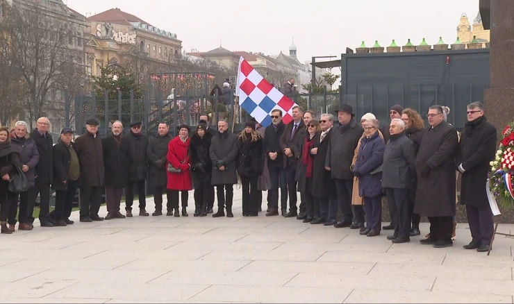 Položeni vijenci kod spomenika kralju Tomislavu povodom 1100. obljetnice