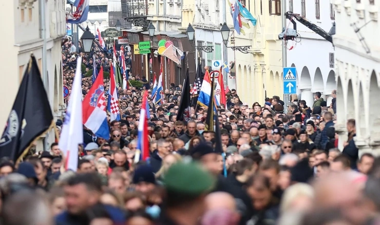 Tisuće ljudi u koloni sjećanja u Vukovaru