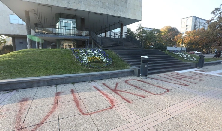 Grafit pred Gradskom upravom