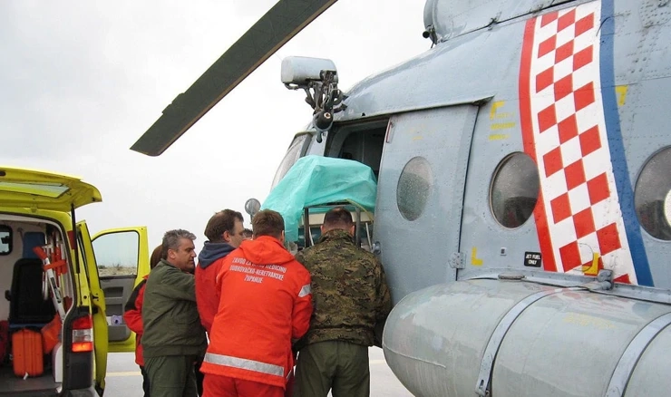 Vojnim helikopterom prevezeno novorođenče u inkubatoru