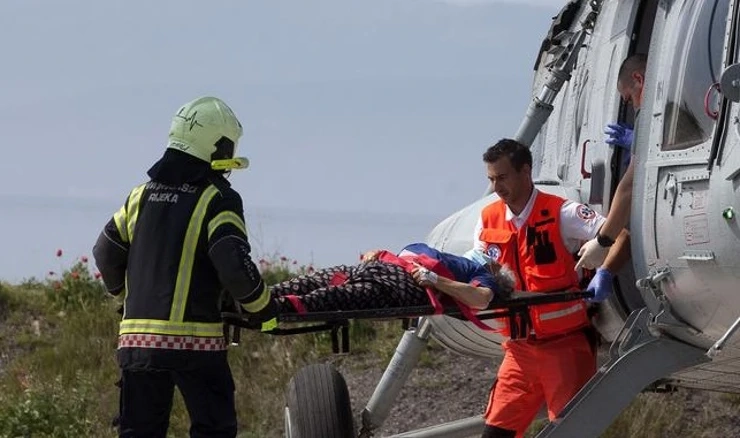 Prijevoz unesrećene osobe vojnim helikopterom 
