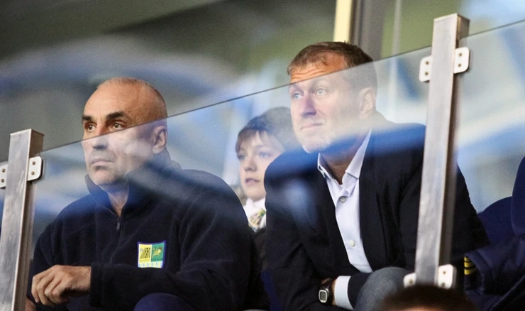 Roman Abramovič (desno) na utakmici UEFA-e