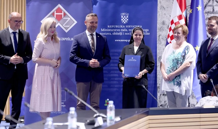Piletić uručio ugovore