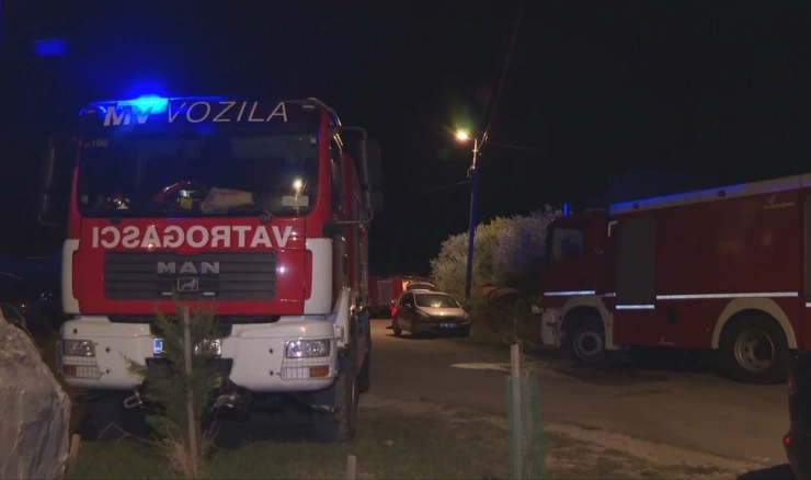 Požar u Galovcu lokaliziran, vatrogasci dežuraju cijelu noć zbog bure