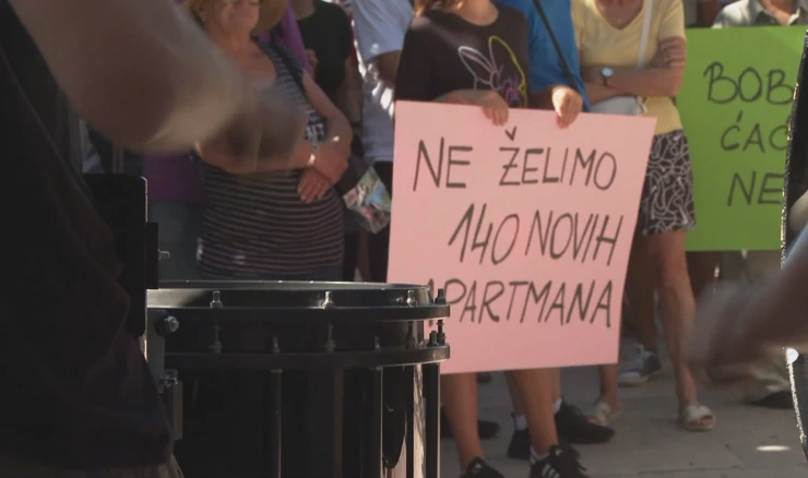 Prosvjed protiv prodaje zemljišta na poluotoku Osejava u Makarskoj