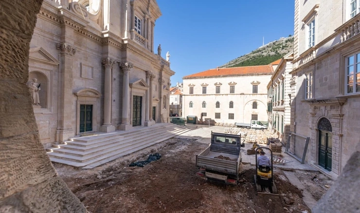 Potpuno očuvani pokrov sarkofaga pronađen je pri obnovi ispred dubrovačke katedrale