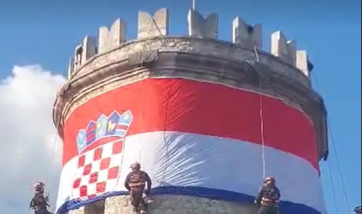 Prvi put hrvatska zastava na Trsatskoj gradini