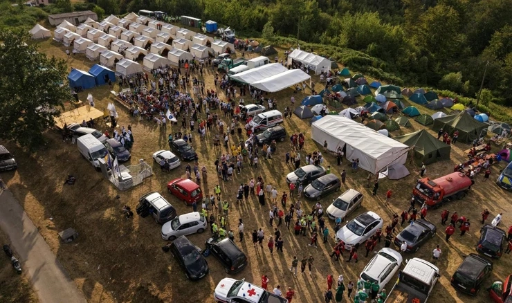 Tisuće ljudi na "Maršu mira" u Sokolcu na putu prema Srebrenici
