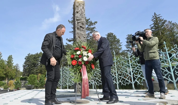 Polaganje vijenca uoči Međunarodnog praznika rada
