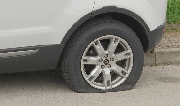 Probušene gume na automobilu