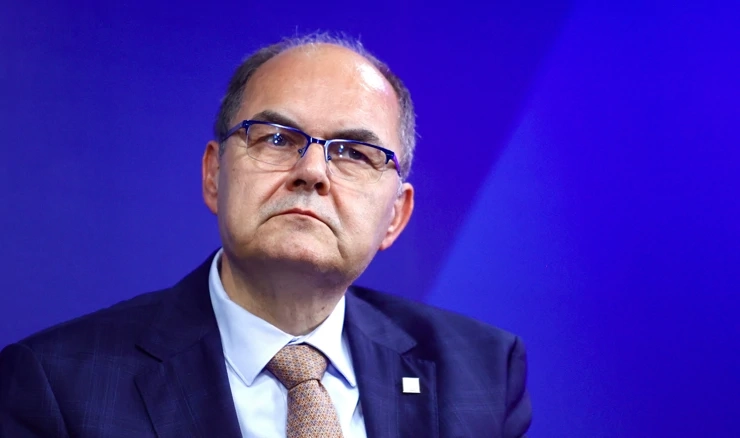 Schmidt je poručio kako se njegovim odlaskom s dužnosti ništa bitno neće promijeniti 