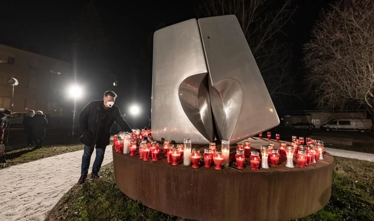 Paljenjem svijeća kod Nacionalne memorijalne bolnice Vukovar i molitvom odana počast žrtvama velikosrpske agresije 1991.  