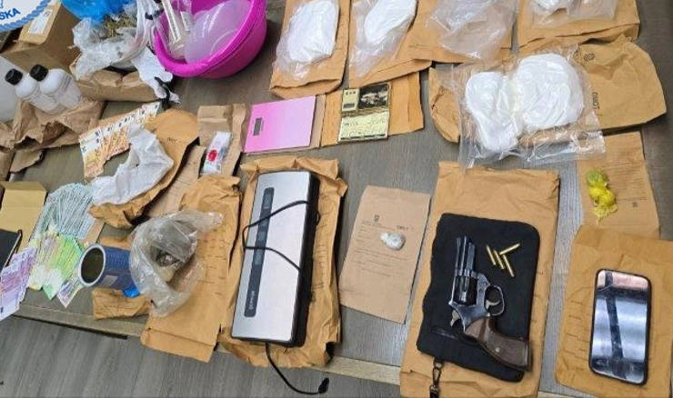 Zaplijenjeni narkotici, oružje i pribor