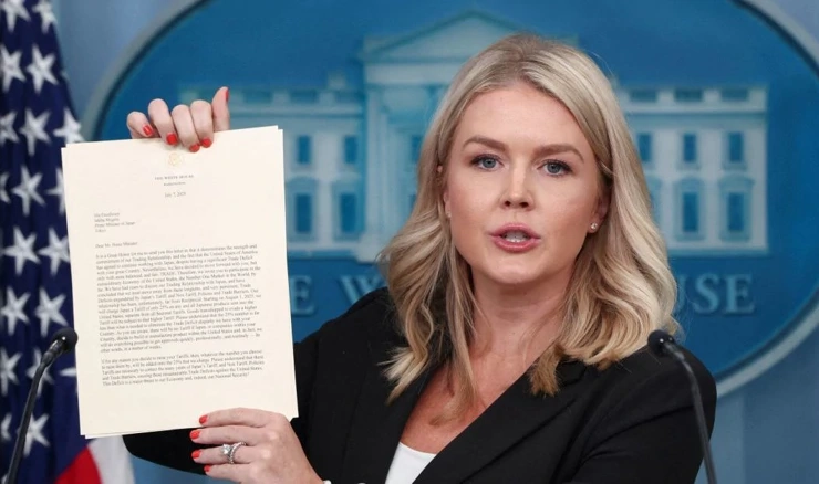 Glasnogovornica Bijele kuće Karoline Leavitt pokazuje Trumpovo pismo o tarifama