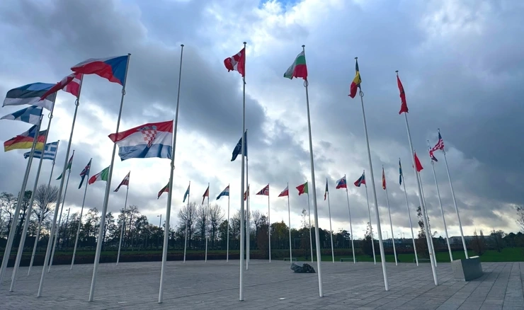 Hrvatska zastava na pola koplja ispred sjedišta NATO-a
