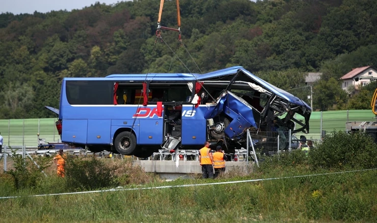 Poljski autobus koji je sletio na autocesti