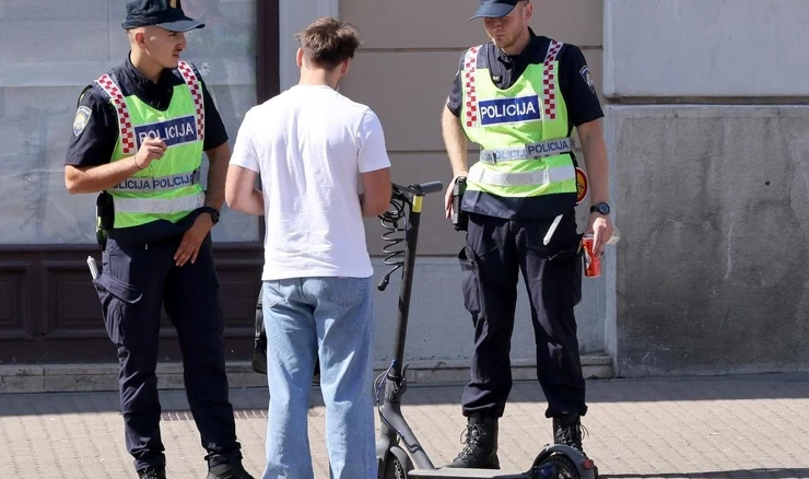 Policija kontrolira vozače romobila